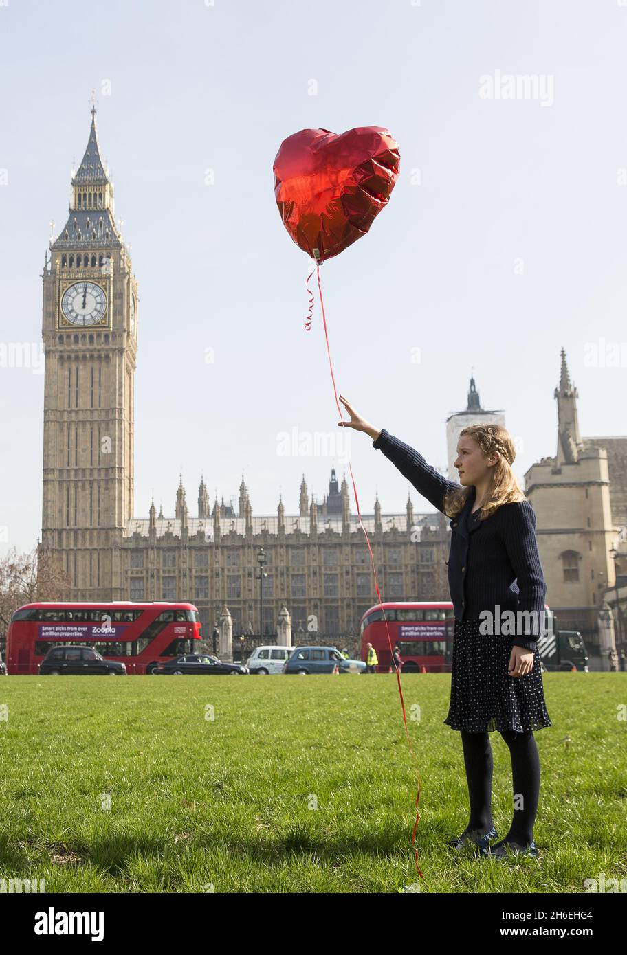 Jeudi 13 mars : sur la place du Parlement de Londres, avec la permission de Banksy, #withsyria et Mili Baxter ont recréé la célèbre image « il y a toujours de l'espoir ».#withsyria veillée a également eu lieu dans le monde entier pour sensibiliser le public au troisième anniversaire du conflit syrien.Cela a été marqué par la libération simultanée de ballons rouges à New York, Washington DC, Moscou, Paris et le plus grand camp de réfugiés syriens de Jordanie, le camp de ZA'atari. Banque D'Images