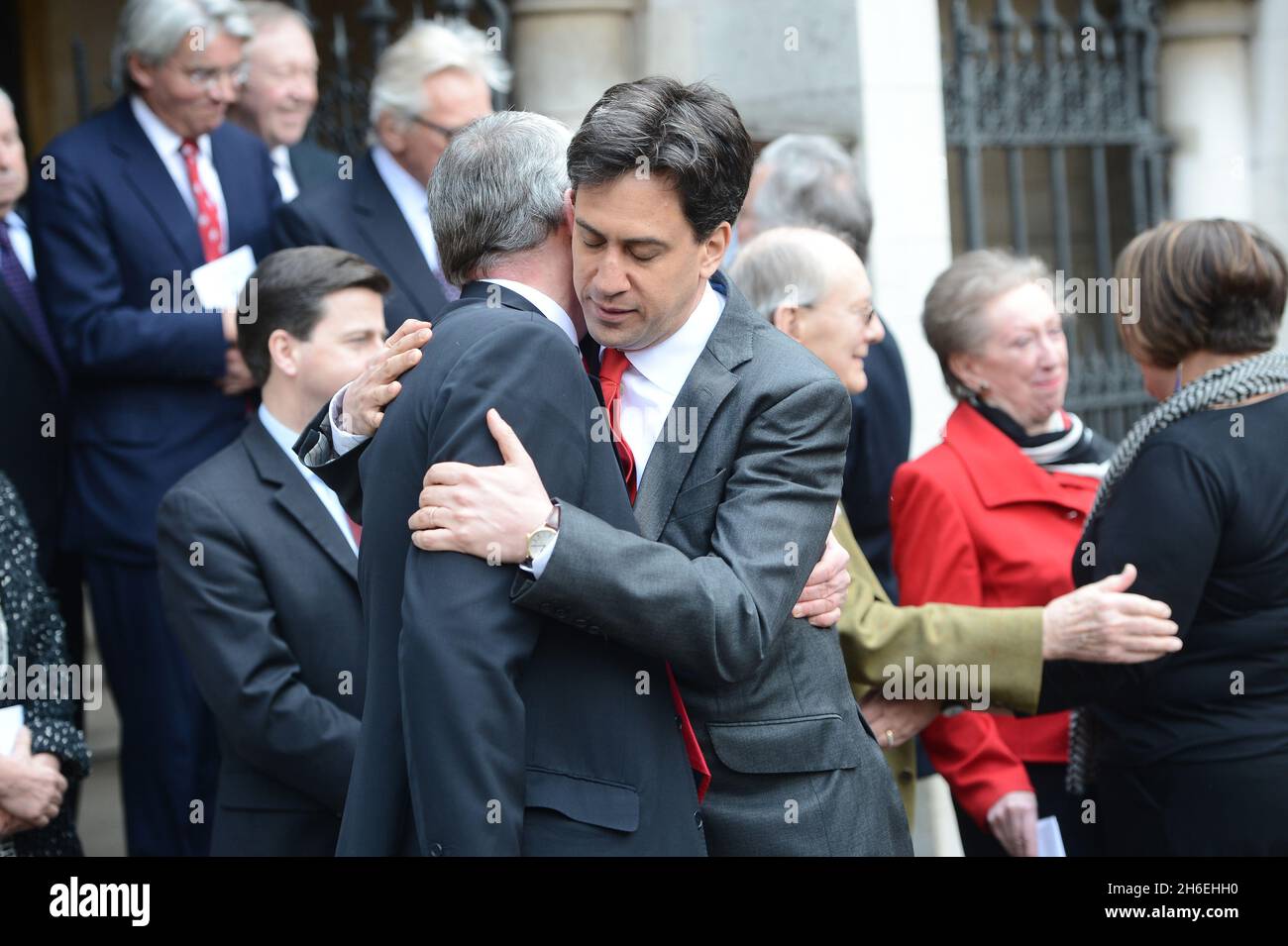 Le service funéraire de la légende du travail Tony Benn a eu lieu aujourd'hui à l'église St Margare à Westminster.Images montrant : Ed Miliband avec le fils de Tony Hilary Benn Banque D'Images