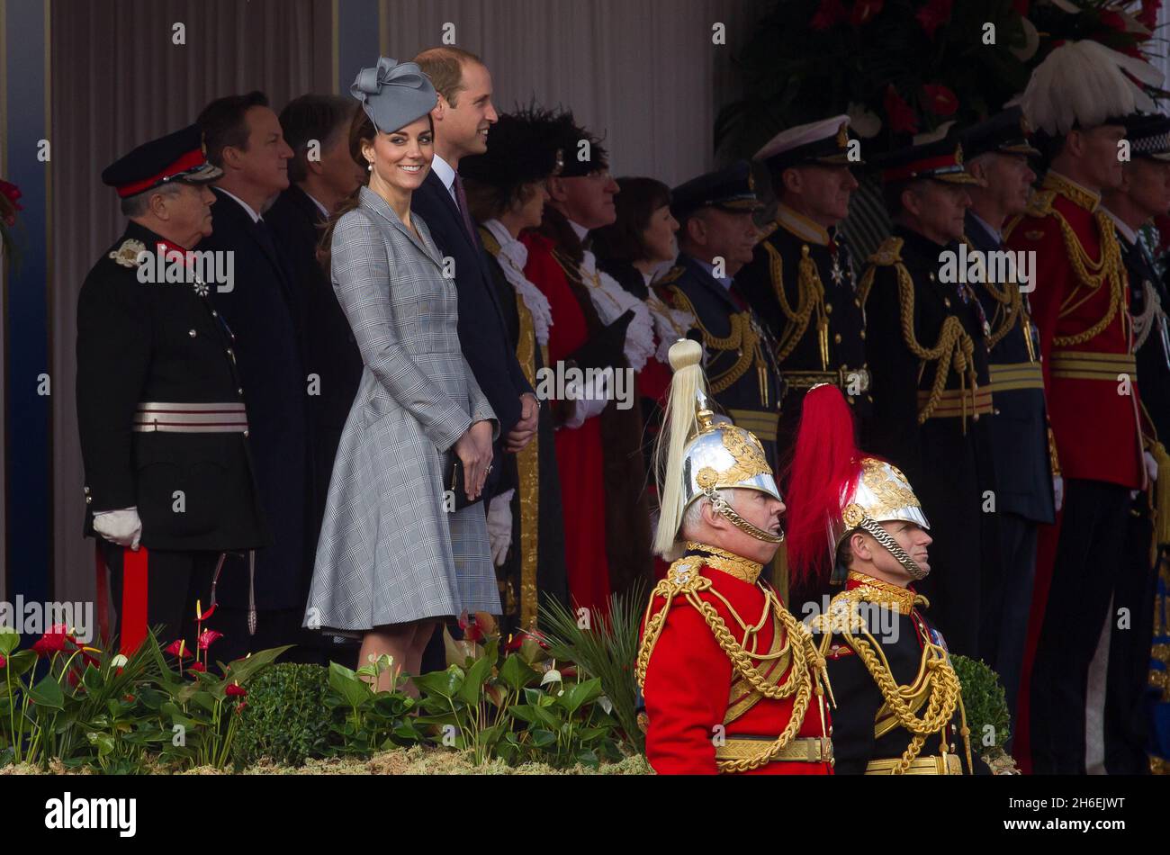 La duchesse de Cambridge quitte le Royal Garden Hotel avec le Président de la République de Singapour et Mme Tony Tan Keng Yam pour le cérémonie d'accueil de la Reine et du duc d'Édimbourg. Banque D'Images