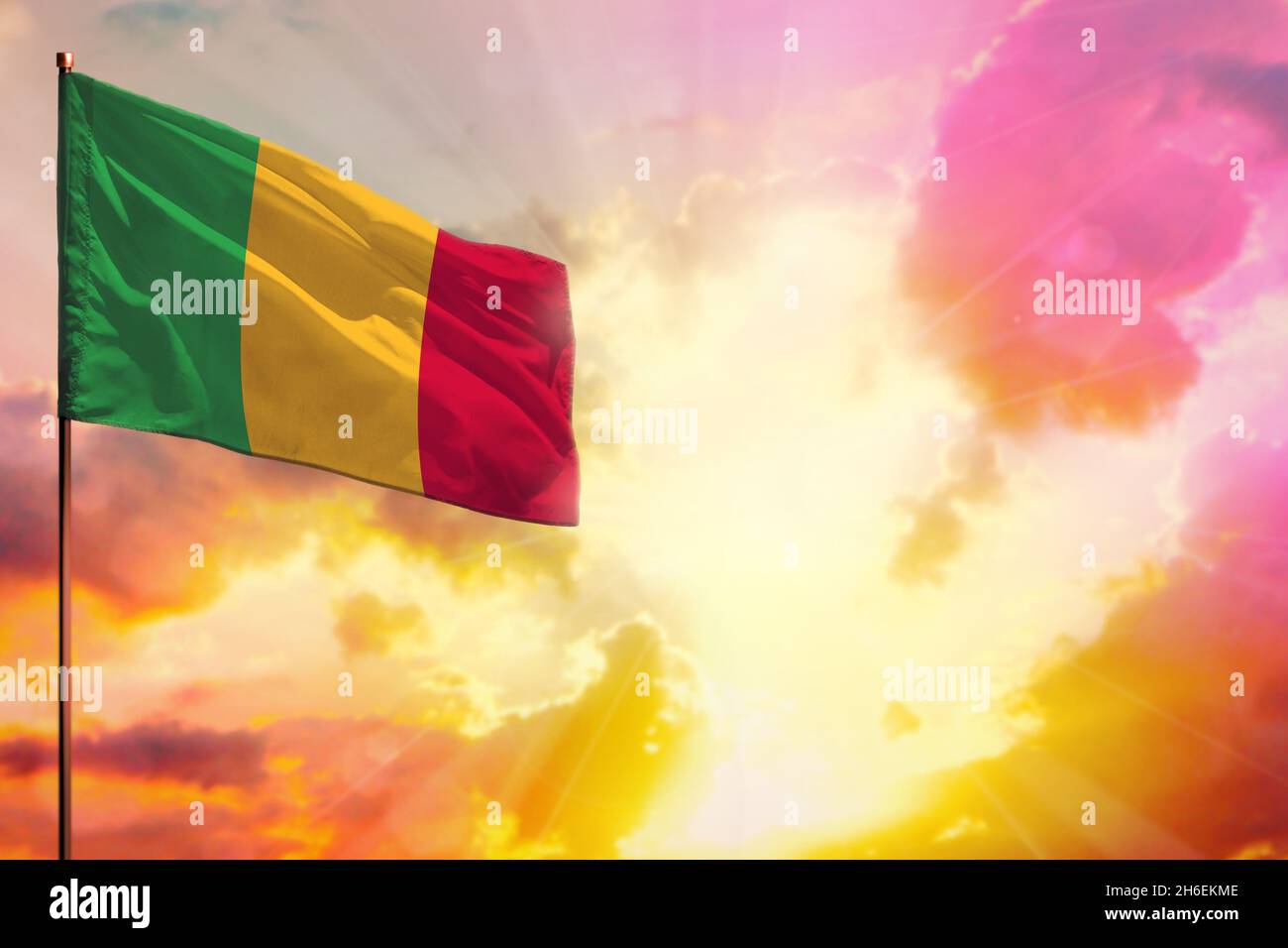 Drapeau malien flottant dans le coin supérieur gauche maquette avec l'endroit pour votre information sur le magnifique coucher de soleil coloré ou le lever du soleil fond. Banque D'Images
