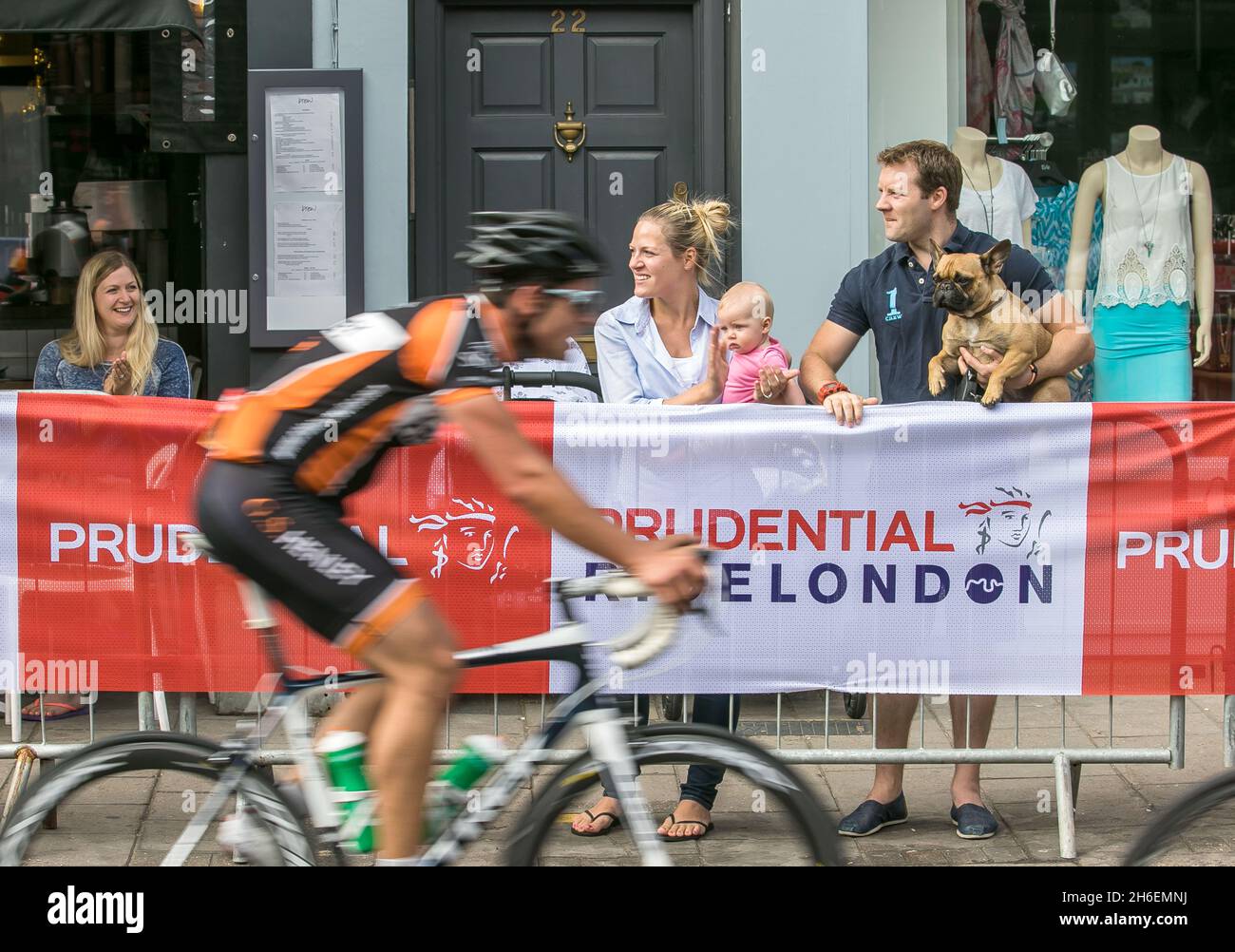 Le Prudential RideLondon London London to Surrey Classic passe par Wimbledon Village. Banque D'Images