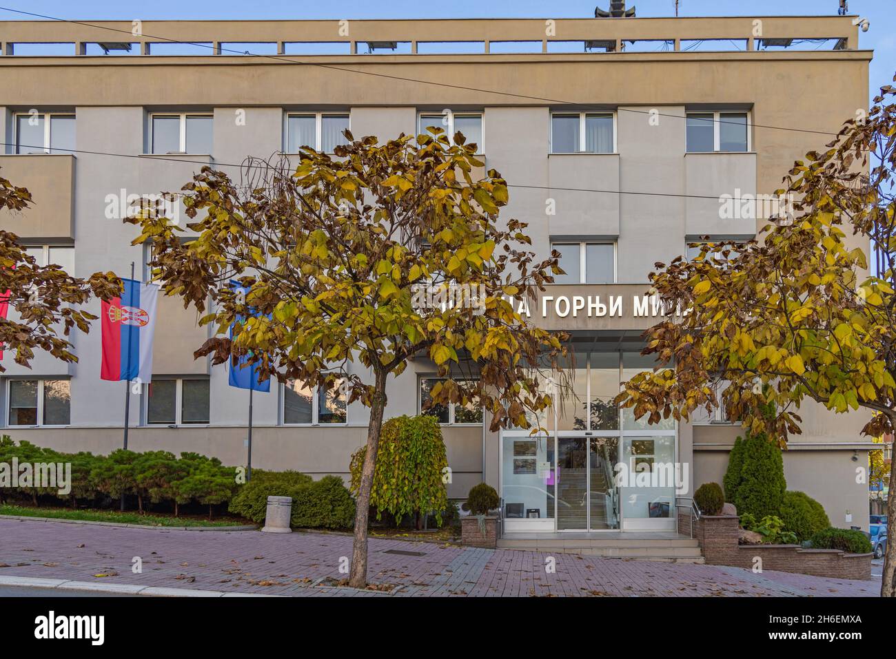 Gornji Milanovac, Serbie - 07 novembre 2021 : bâtiment du gouvernement municipal de Gornji Milanovac, Serbie. Banque D'Images