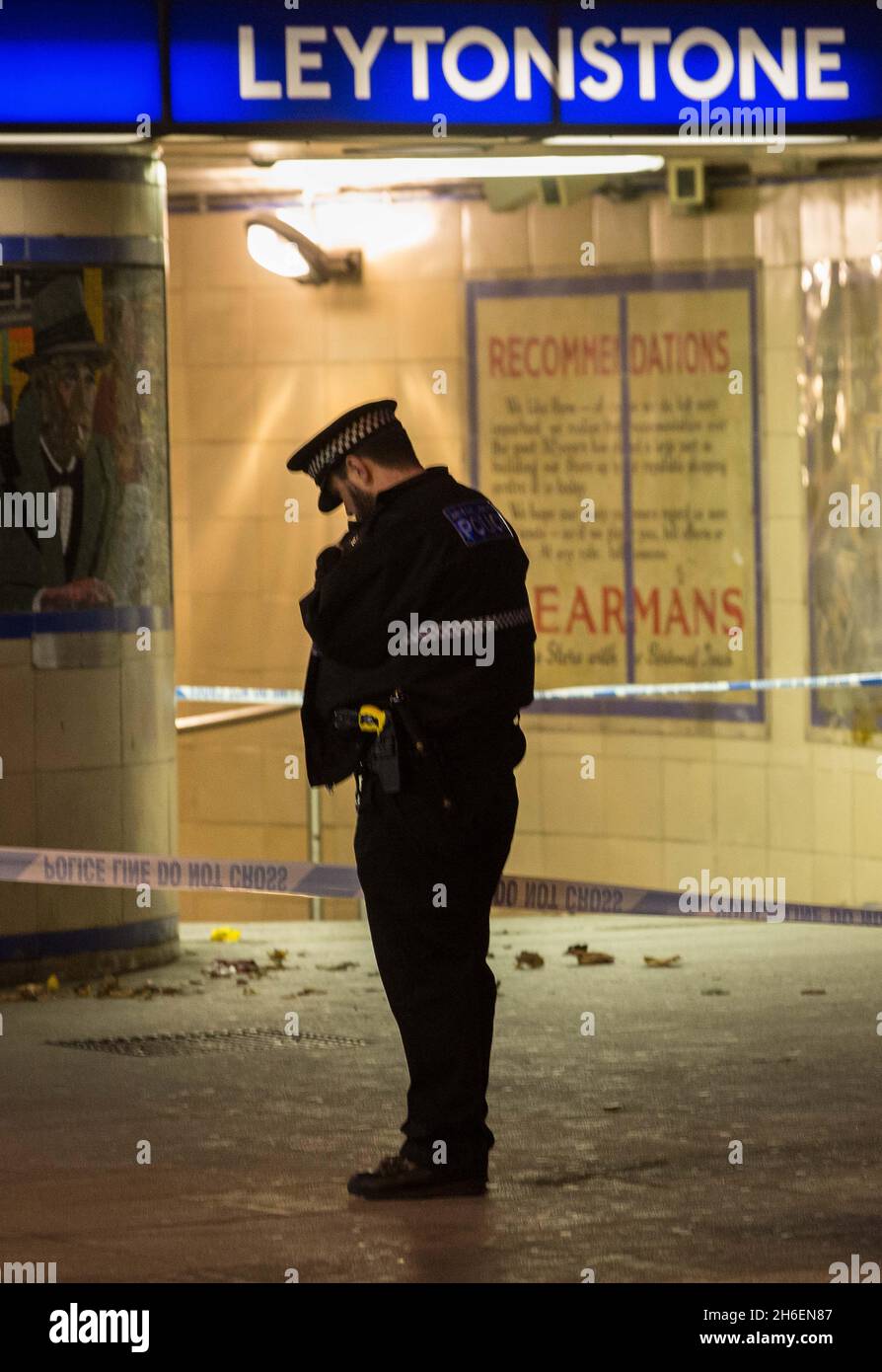 La police à l'extérieur de la station de métro Leytonstone, dans l'est de Londres, à la suite d'une attaque au couteau contre trois personnes à la station qui est traitée comme un incident terroriste, ont déclaré la police. Banque D'Images