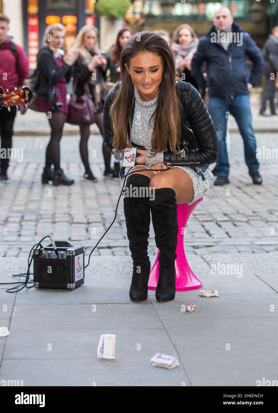 La célèbre femme de ménage Big Brother, Megan McKenna, a photographié un bus sur Covent Garden Piazza pour promouvoir son apparence actuelle sur MTV's ex on the Beach. Banque D'Images