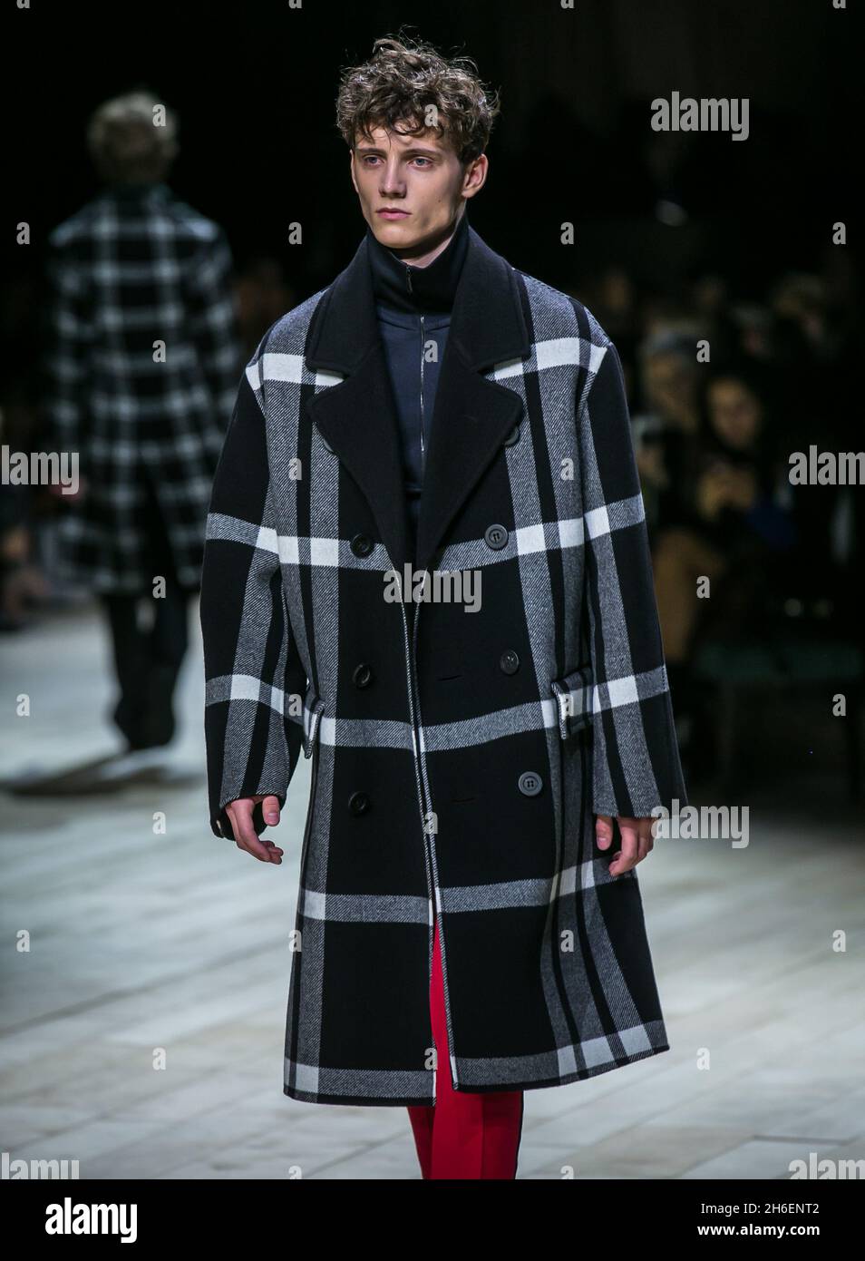 Modèles sur la passerelle pendant le spectacle Burberry automne/hiver 2016 London Fashion week à West Albert Lawn, Londres. Banque D'Images