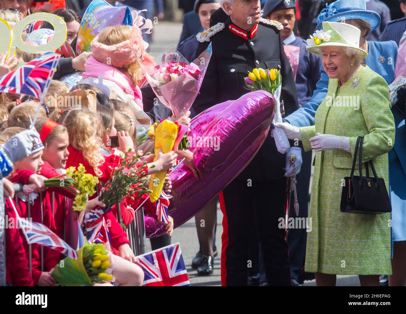 La Reine et le prince Philip accueillent le public lorsqu'elle célèbre son 90e anniversaire à Windsor cet après-midi. Banque D'Images