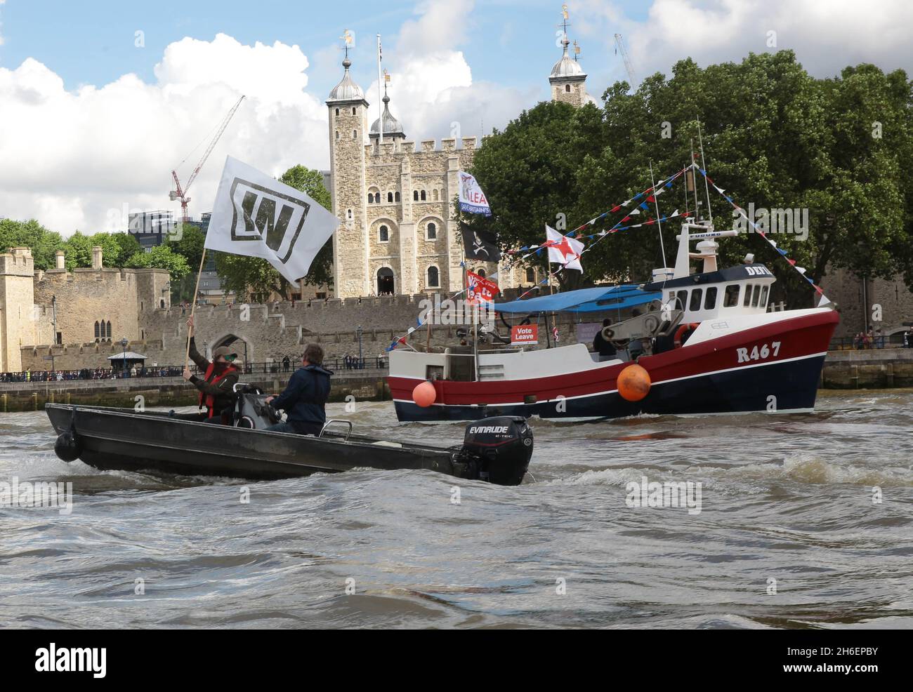 La barge DE la foule Farage et la flottille du Brexit sur la Tamise font aujourd’hui campagne pour rester dans l’UE avant le référendum Banque D'Images