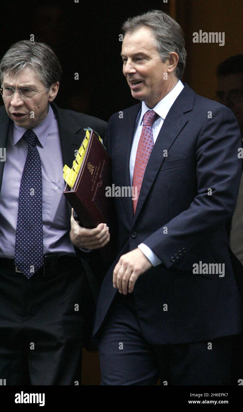 Le PM Tony Blair en photo aujourd'hui dans Downing Street.La police a déjoué un complot pour kidnapper son plus jeune fils Leo pour une publicité ratée par les militants des droits des pères extrémistes.La menace a été découverte avant noël alors que des policiers enquêtaient sur des personnes qui avaient été associées au groupe de justice des Pères 4 Banque D'Images