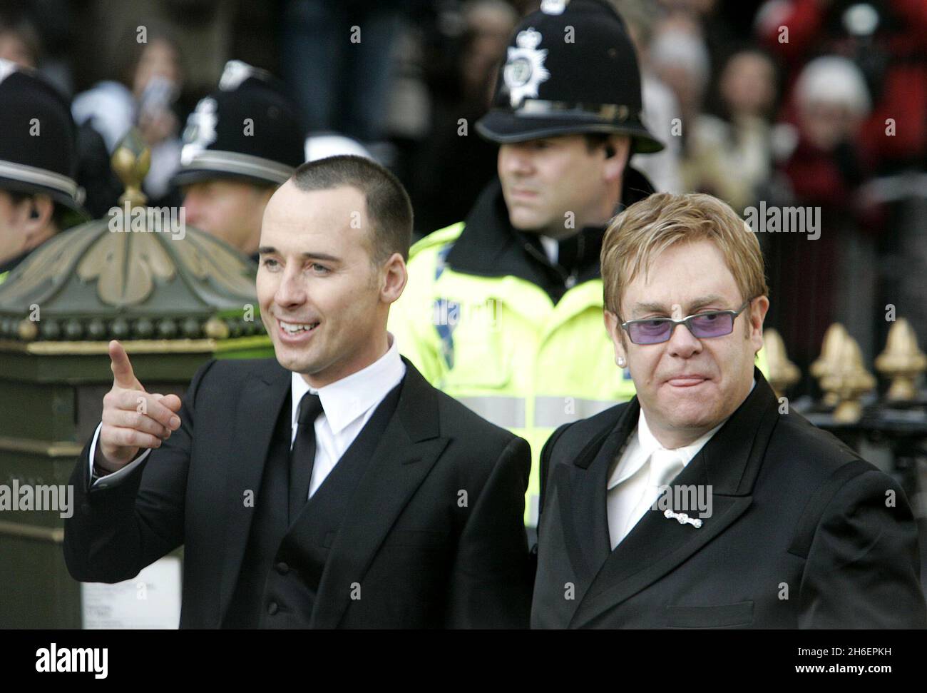 Sir Elton John et son associé David Fubery quittent le Guildhall à Windsor aujourd'hui après s'être marié le premier jour les partenariats civils homosexuels deviennent légaux en Angleterre .Jeff Moore/allactiondigital.com Banque D'Images