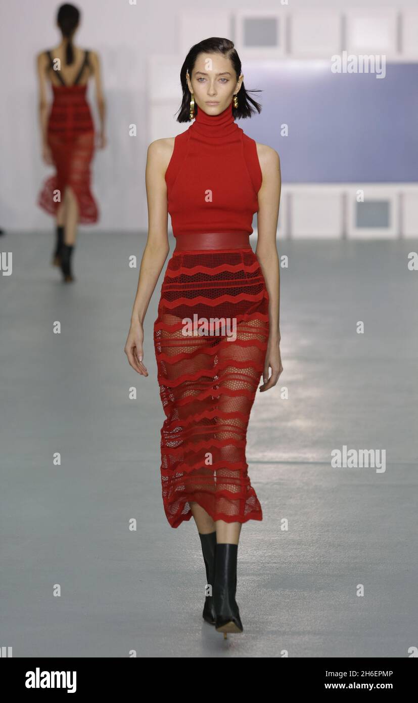 Modèles sur le podium lors de l'Teatum Jones, printemps-été 2017 London Fashion Week show à BFC Voir l'espace, Brewer Street Car Park, Londres. Banque D'Images