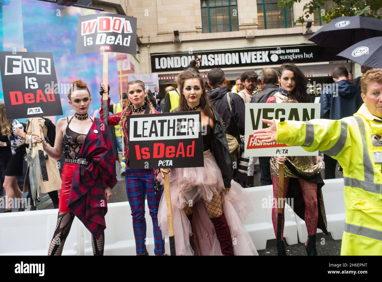 Alors que Londres célèbre 40 ans de punk, les militants du PETA se sont présentés à l'ouverture de la London Fashion week exhortant les designers à se mettre derrière la prochaine révolution de style – mode qui ne nuit pas aux animaux. Banque D'Images