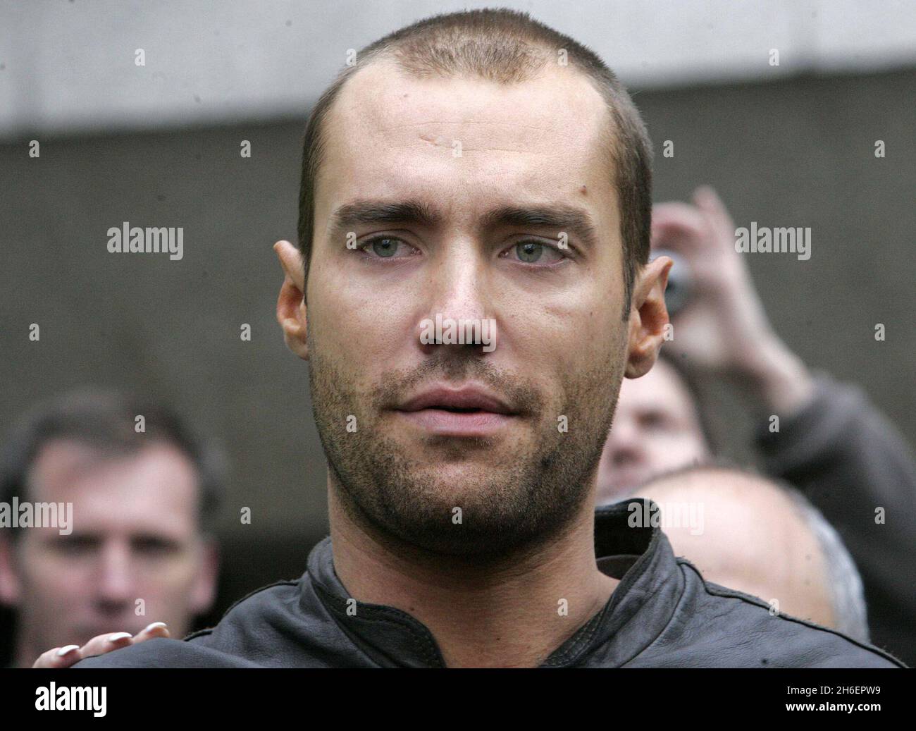 Calum Best, Dickie Best et les membres de la famille ainsi que Denis Law et l'agent Phil Hall à l'extérieur de l'hôpital Cromwell étaient la légende du football George Best venait de passer.PHOTO : le meilleur de la calum.Jeff Moore/allactiondigital.com Banque D'Images