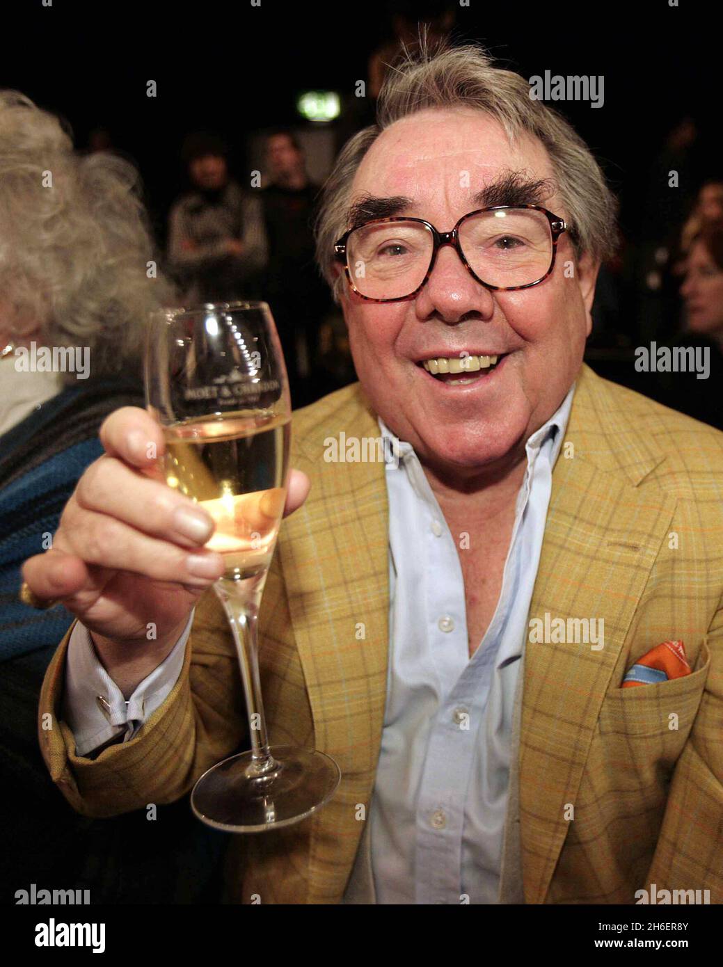 Ronnie Corbett au spectacle Michiko Koshino pendant la Fashion week de Londres.Jeff Moore/allactiondigital.com Banque D'Images