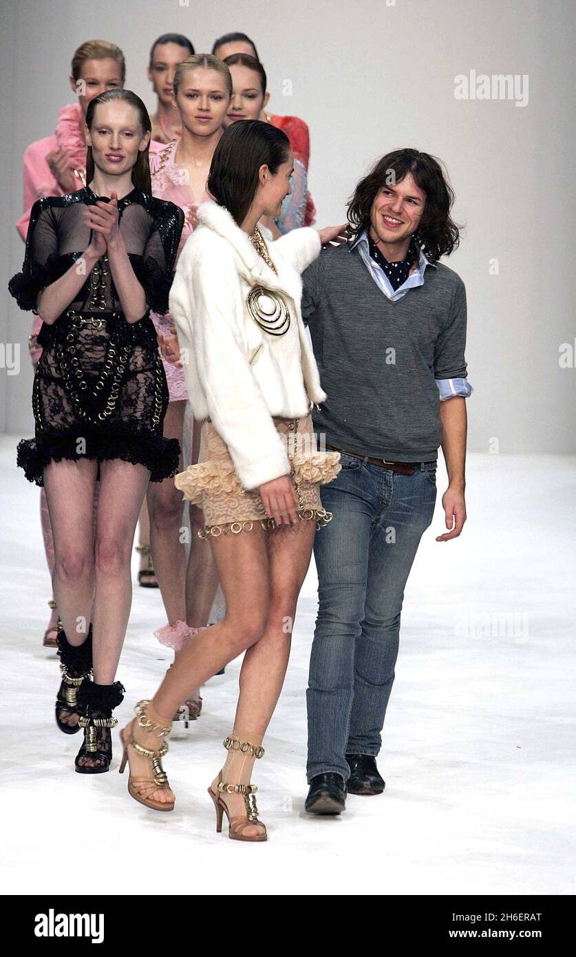 MA Catwalk show par l'étudiant Christopher Kane de la Central St Martin's School of Art and Design à la London Fashion week. Banque D'Images