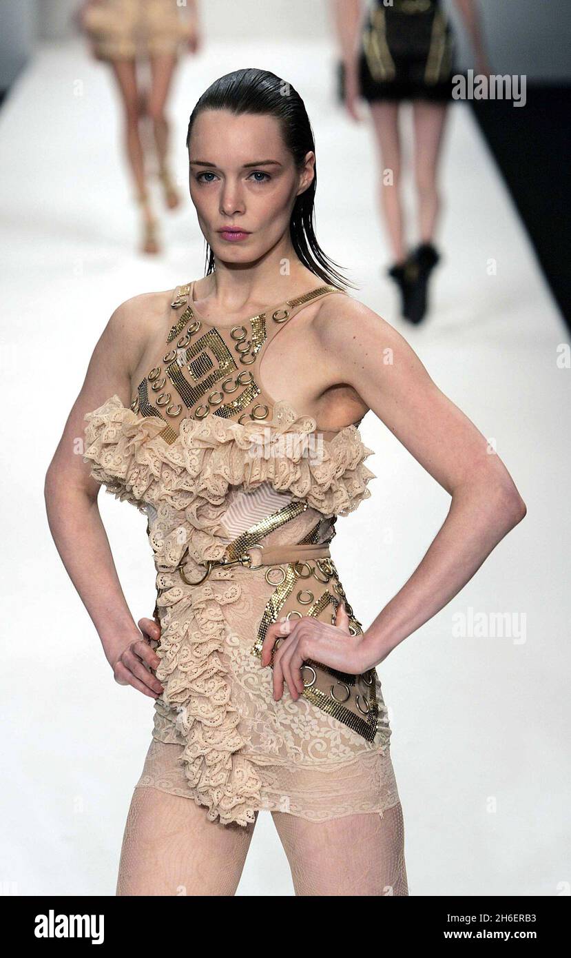 MA Catwalk show par l'étudiant Christopher Kane de la Central St Martin's School of Art and Design à la London Fashion week. Banque D'Images