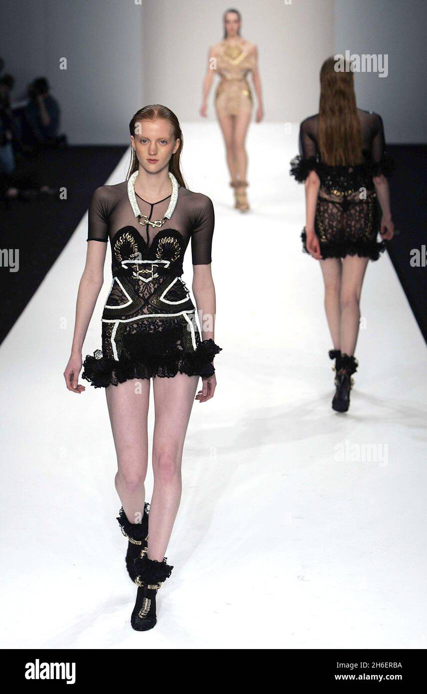 MA Catwalk show par l'étudiant Christopher Kane de la Central St Martin's School of Art and Design à la London Fashion week. Banque D'Images