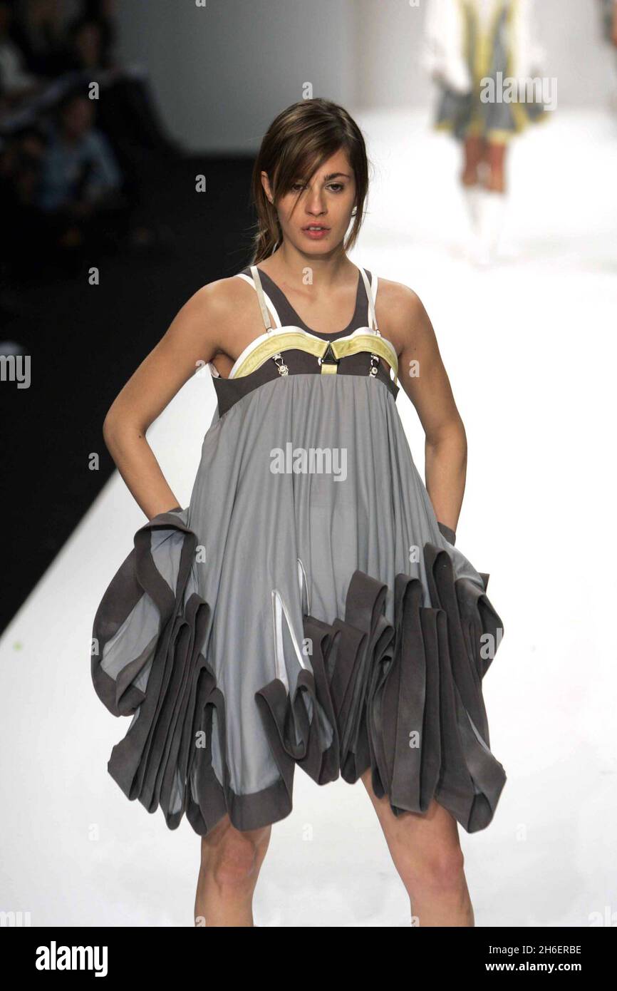 MA Catwalk show par l'étudiante Madeline Bond de la Central St Martin's School of Art and Design à la London Fashion week. Banque D'Images