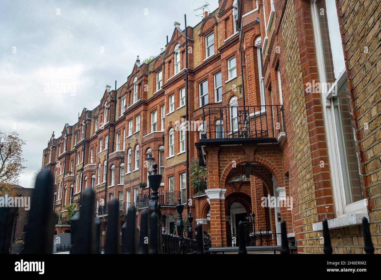 Rue de maisons mitoyennes à Kensington, Londres Banque D'Images