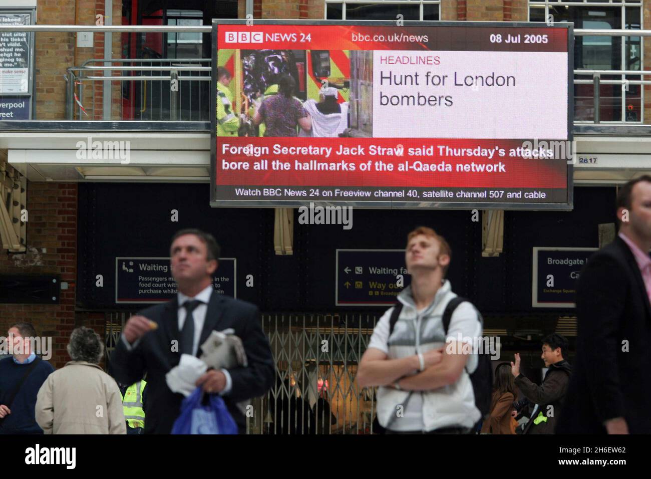 Une série d'attentats à la bombe contre le système de transport du centre de Londres a tué plus de 50 personnes et blessé environ 700 autres personnes le 07/07/05.Les navetteurs se dirigent vers le travail comme d'habitude à la gare de Liverpool ce matin après les attentats du centre de Londres hier.Jeff Moore/allactiondigital.com Banque D'Images