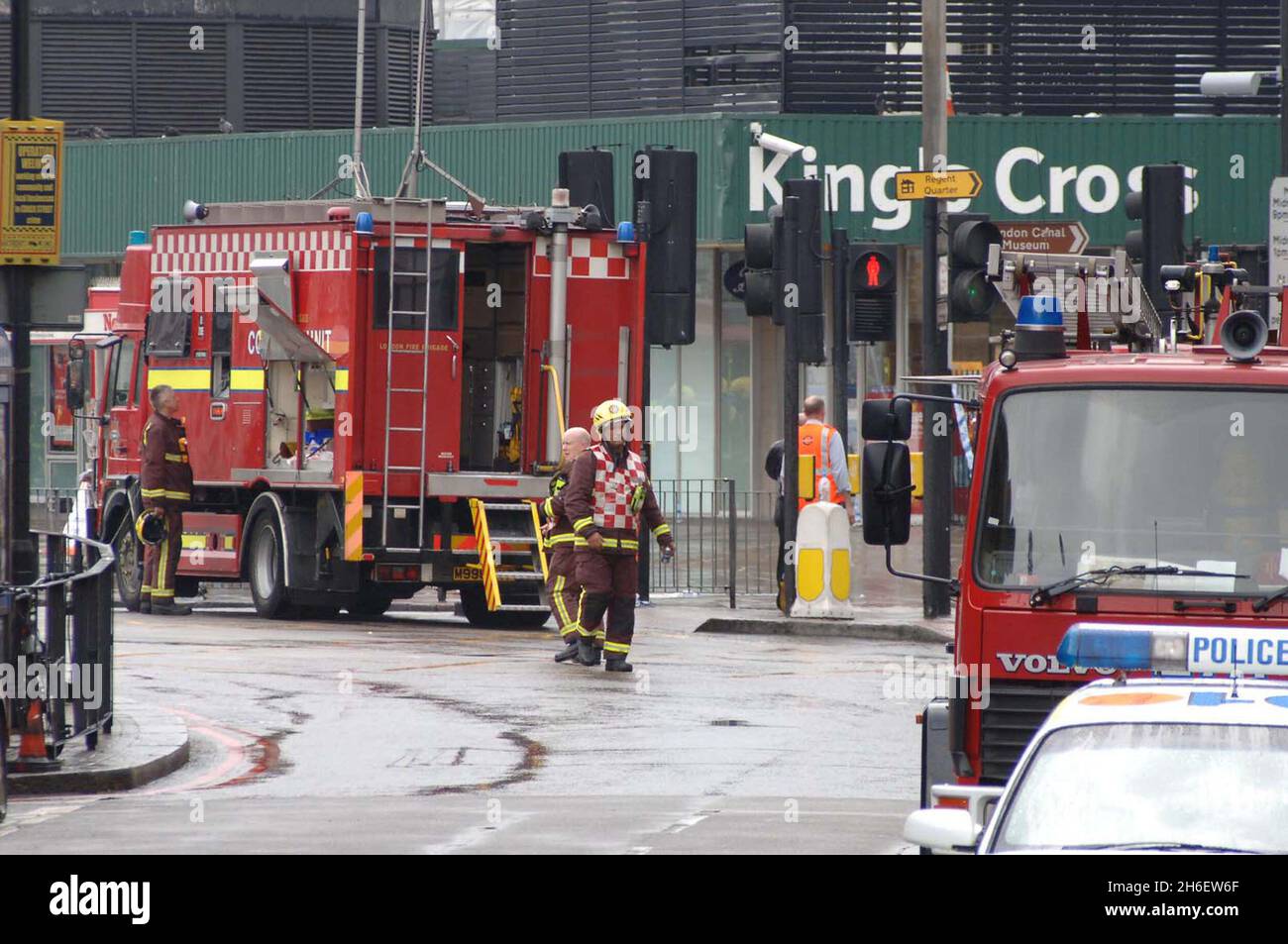 Une série d'attentats à la bombe contre le système de transport du centre de Londres a tué plus de 50 personnes et blessé environ 700 autres personnes le 07/07/05.La photo montre les services d'urgence sur les lieux à Kings Cross Station.Jeff Moore/allactiondigital.com Banque D'Images