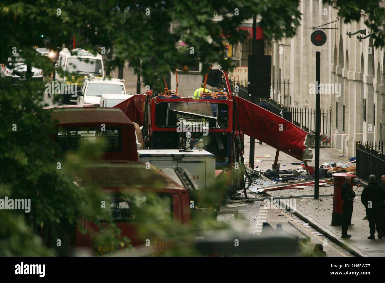 Une série d'attentats à la bombe contre le système de transport du centre de Londres a tué plus de 50 personnes et blessé environ 700 autres personnes le 07/07/05.Photos : le bus a explosé par une bombe à Tavistock Square, près de la station de métro Russell Square.Jeff Moore/allactiondigital.com Banque D'Images