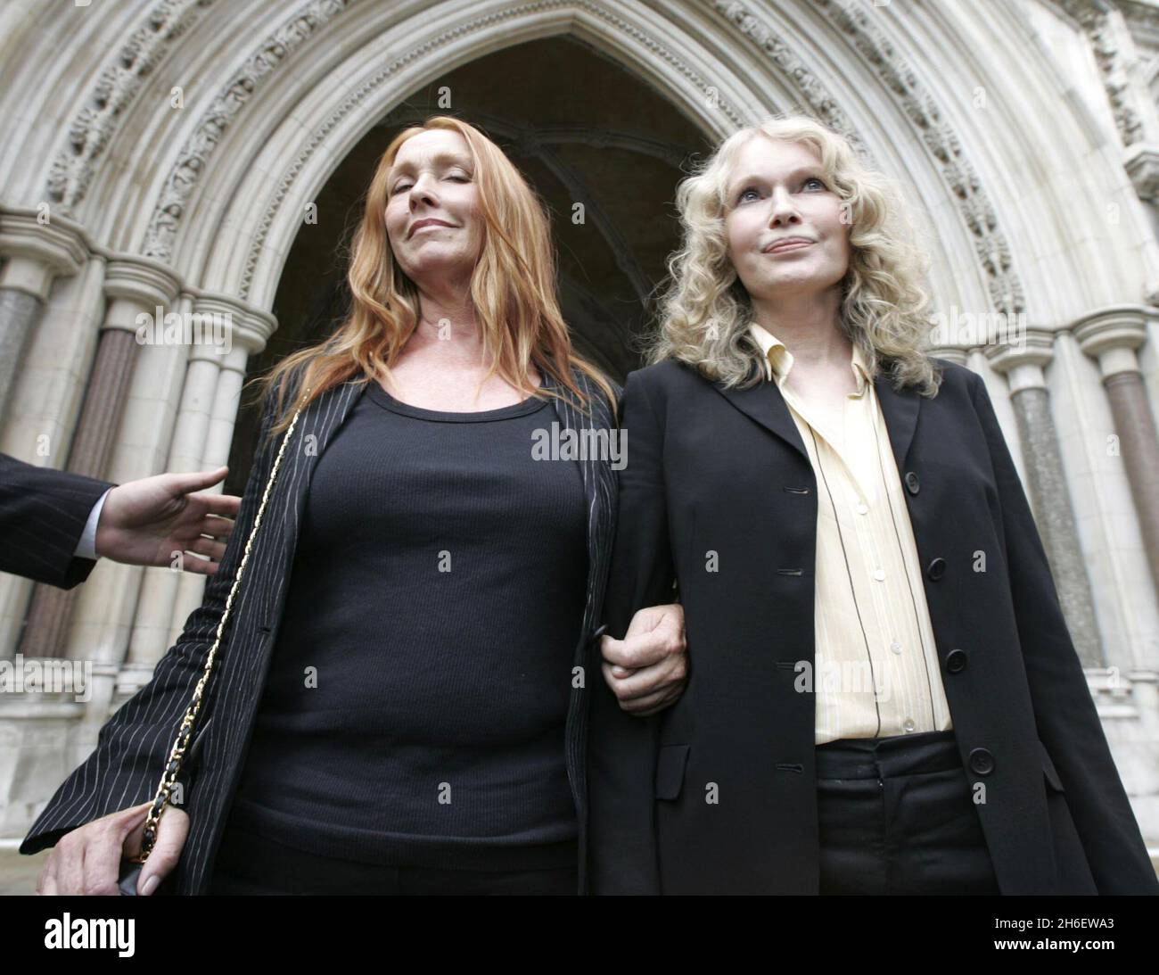 L'actrice Mia Farrow et Deborah Tate (sœur de Sharon) ont quitté la haute cour après avoir témoigné de l'affaire Roman Polanski contre Vanity Fair Magazine.Jeff Moore/allactiondigital.com Banque D'Images