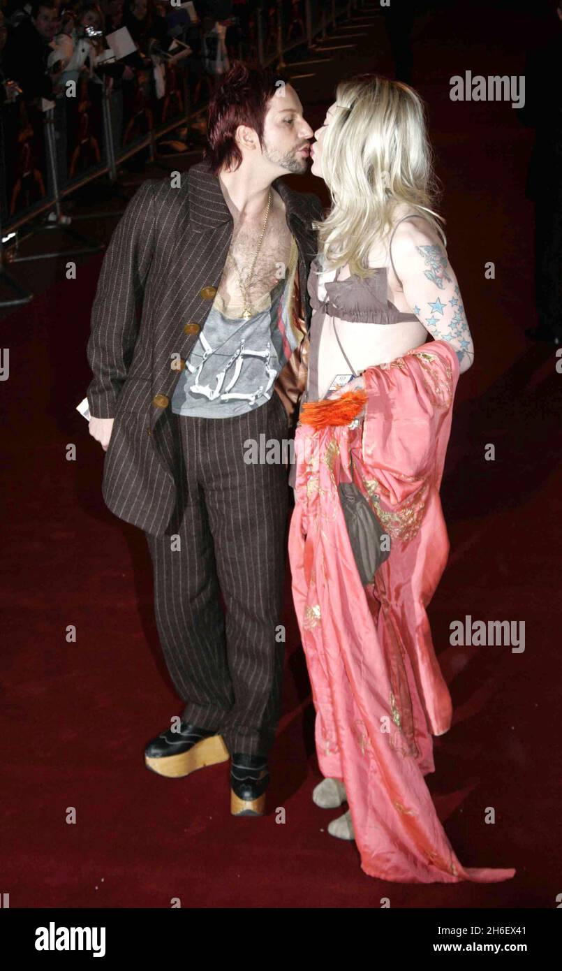 Pete Burns et boyfriend participent à la première mondiale du film Basic instinct II: La toxicomanie à risque à vue Leicester Square, Londres.Jeff Moore/allactiondigital.com Banque D'Images