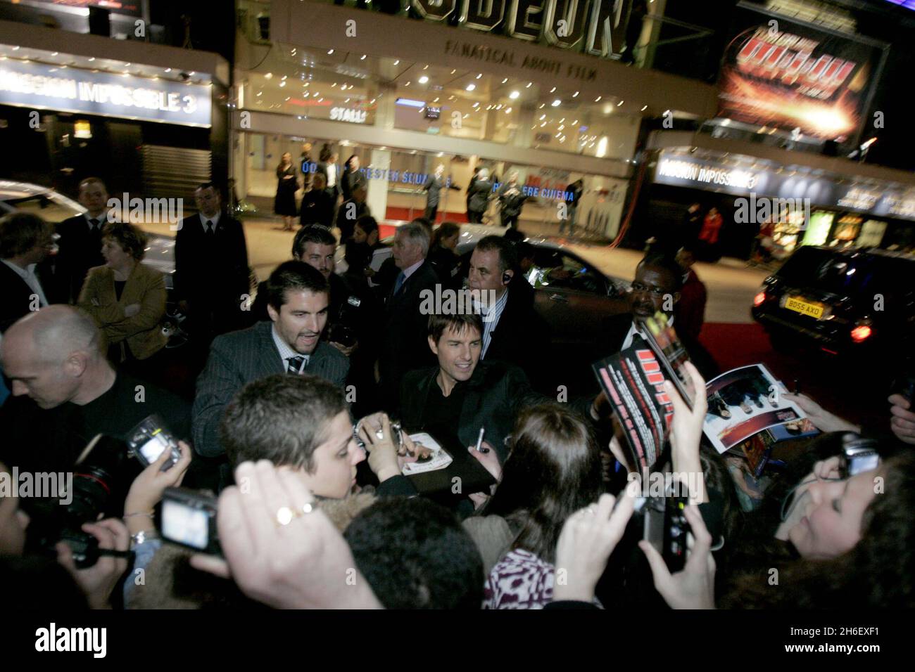 Tom Cruise a laissé les fans attendre plus de 2 heures pendant qu'il se rendit à pied. Banque D'Images