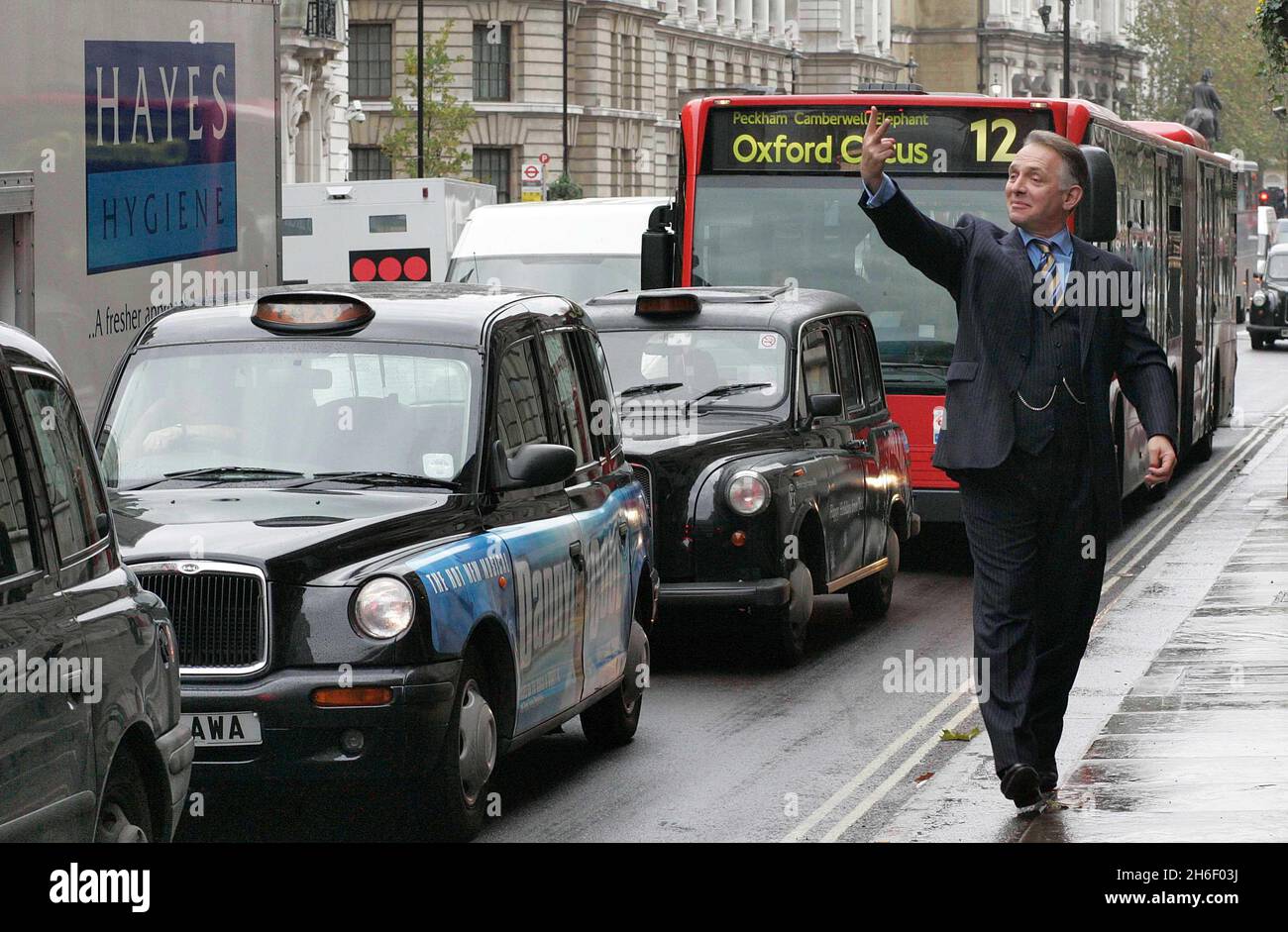 Rik Mayall sous le nom d'Alan B'stard à l'extérieur de Trafalgar Studios, dans le centre de Londres, le 27 novembre 2006.L'alter-ego politique de Rik Mayall Alan B'stard cherche son Tony et sa Cherie Blair.L'acteur de comédie a tenu une audition ouverte dans les studios de Londres ce matin pour jouer les rôles du premier ministre et de sa femme dans son nouveau spectacle. Banque D'Images