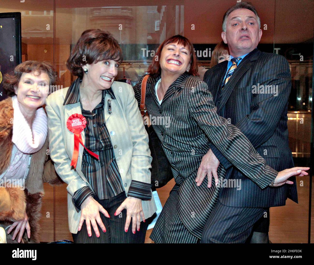 Rik Mayall sous le nom d'Alan B'stard, avec Cherie Blair hopefuls dans le centre de Londres, le 27 novembre 2006.L'alter-ego politique de Rik Mayall Alan B'stard cherche son Tony et sa Cherie Blair.L'acteur de comédie a tenu une audition ouverte dans les studios de Londres ce matin pour jouer les rôles du premier ministre et de sa femme dans son nouveau spectacle. Banque D'Images