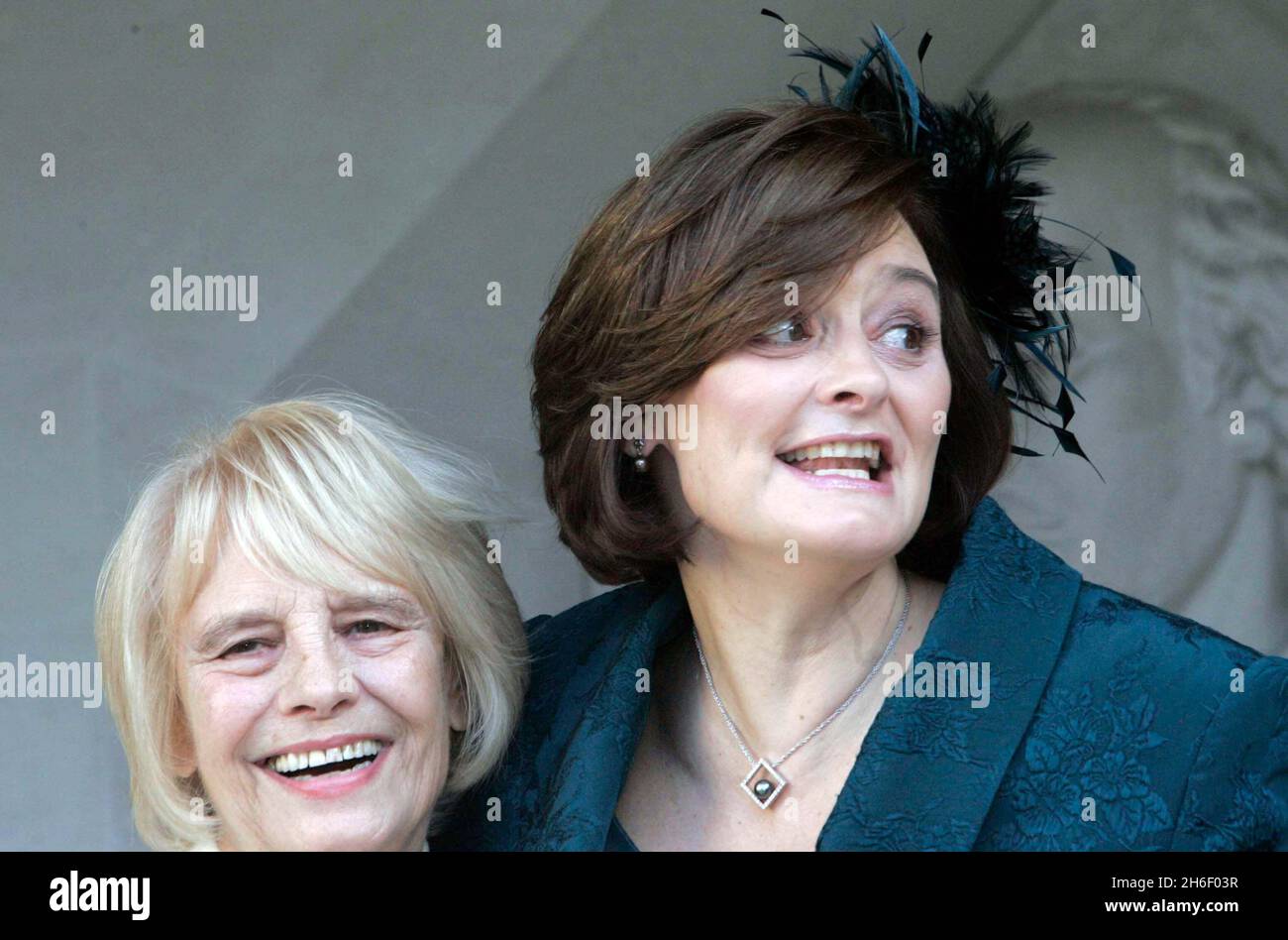 La femme du Premier ministre, Cherie Blair, en photo avec sa mère, Gail Booth, après avoir reçu la liberté de la ville de Londres au Guildhall de Londres ce matin, le 27 novembre 2006. Banque D'Images