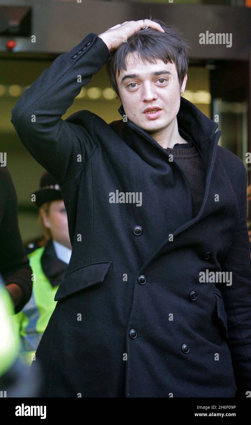 Pete Doherty photographié quittant le tribunal ce matin après avoir été épargnée une peine d'emprisonnement, le 4 décembre 2006.Le chanteur de Babyshambles a été condamné à une amende de 770 £ et a été disqualifié de conduite pendant quatre mois.L'ancienne étoile des Libértines, copain de la mannequin Kate Moss, a été condamnée au tribunal de la magistrature de Thames pour sept accusations de possession de drogue. Banque D'Images