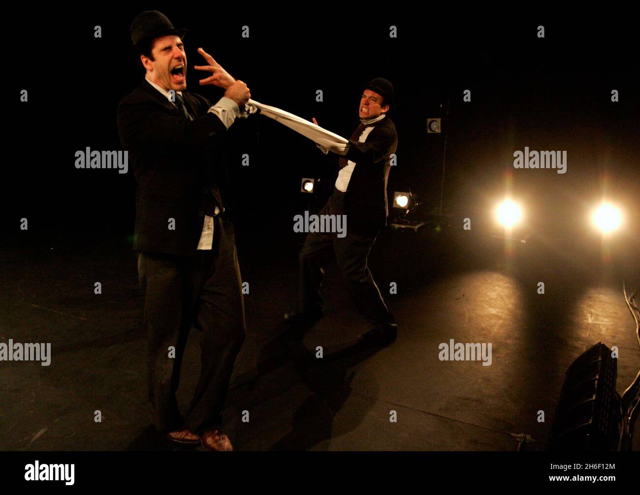 Le Barbican et le London International MIME Festival ont présenté à Londres le spectacle primé « All Wear Bowlers », le 16 janvier 2007, un succès au Edinburgh Fringe Festival en 2005.« All Wear Bowlers » est interprété par Geoff Sobelle et Trey Lyford, tous deux praticiens de théâtre physique de classe mondiale.Dans cette pièce, le film muet se heurte harmonieusement à la performance en direct tout en s'inspirant de la poésie de Beckett et des grands partenariats accrocs du XXe siècle, en particulier Laurel et Hardy.Les représentations ont lieu au Barbican du mardi 16 au dimanche 28 janvier 2007. Banque D'Images