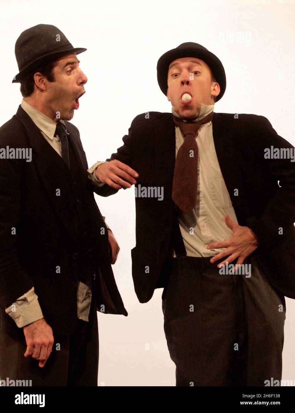 Le Barbican et le London International MIME Festival ont présenté à Londres le spectacle primé « All Wear Bowlers », le 16 janvier 2007, un succès au Edinburgh Fringe Festival en 2005.« All Wear Bowlers » est interprété par Geoff Sobelle et Trey Lyford, tous deux praticiens de théâtre physique de classe mondiale.Dans cette pièce, le film muet se heurte harmonieusement à la performance en direct tout en s'inspirant de la poésie de Beckett et des grands partenariats accrocs du XXe siècle, en particulier Laurel et Hardy.Les représentations ont lieu au Barbican du mardi 16 au dimanche 28 janvier 2007. Banque D'Images