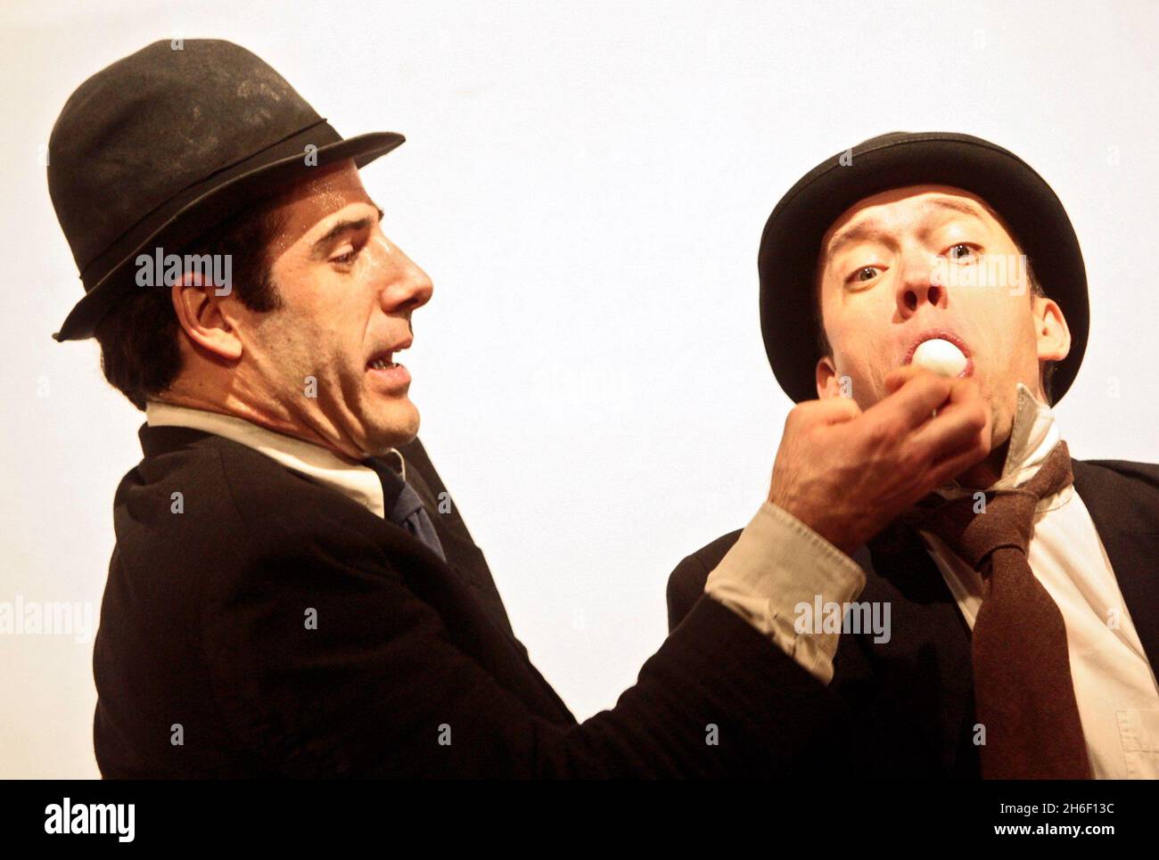 Le Barbican et le London International MIME Festival ont présenté à Londres le spectacle primé « All Wear Bowlers », le 16 janvier 2007, un succès au Edinburgh Fringe Festival en 2005.« All Wear Bowlers » est interprété par Geoff Sobelle et Trey Lyford, tous deux praticiens de théâtre physique de classe mondiale.Dans cette pièce, le film muet se heurte harmonieusement à la performance en direct tout en s'inspirant de la poésie de Beckett et des grands partenariats accrocs du XXe siècle, en particulier Laurel et Hardy.Les représentations ont lieu au Barbican du mardi 16 au dimanche 28 janvier 2007. Banque D'Images