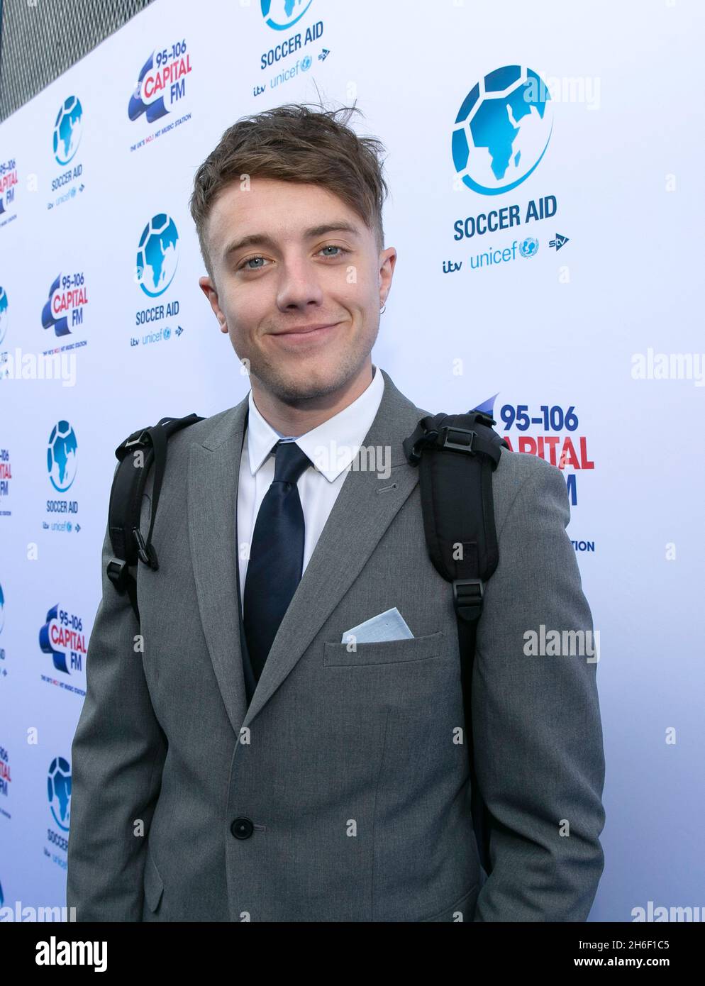 Roman Kemp arrive pour le match de football de charité de l'aide au football à Stamford Bridge, Londres. Banque D'Images