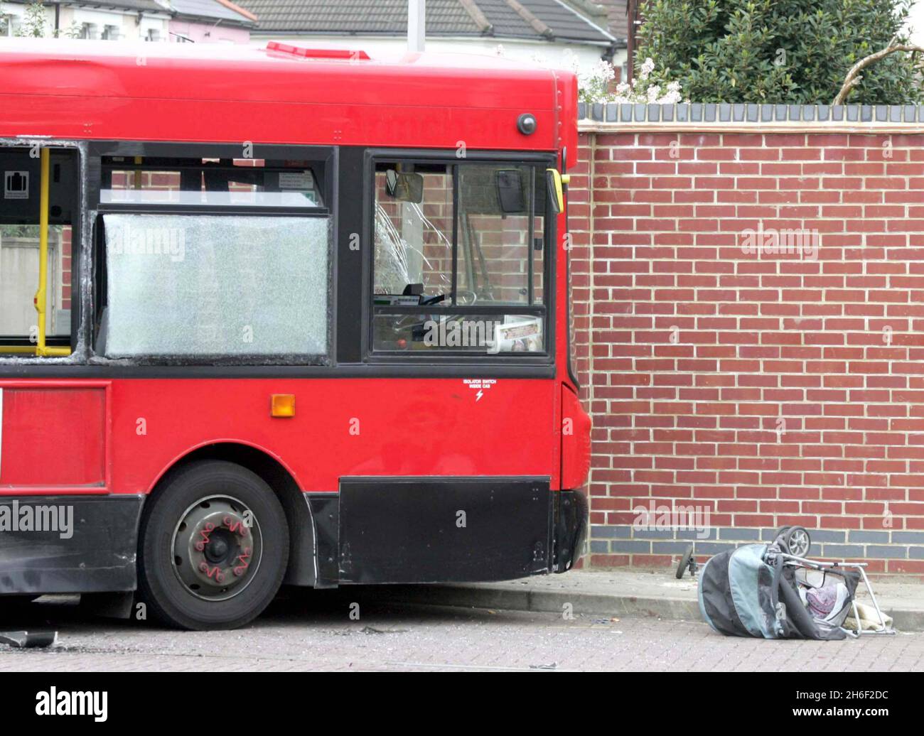 Un accident d'autobus à Mortlake, dans l'ouest de Londres, aujourd'hui où l'on croit qu'une femme a été tuée et qu'un enfant a été blessé. Banque D'Images