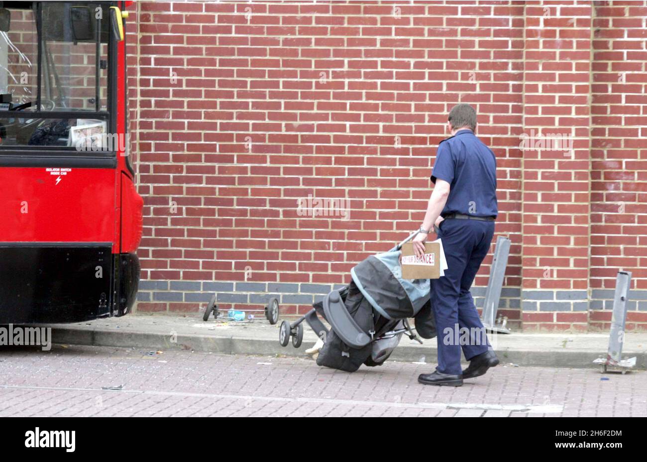 Un accident d'autobus à Mortlake, dans l'ouest de Londres, aujourd'hui où l'on croit qu'une femme a été tuée et qu'un enfant a été blessé. Banque D'Images