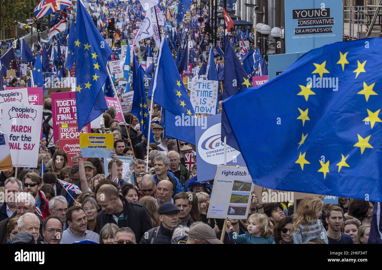 Les foules défilent dans le centre de Londres pour exiger un vote populaire sur le nouvel accord gouvernemental sur le Brexit le 19 octobre 2019 à Londres, en Angleterre.Des milliers de personnes sont descendues dans les rues de Londres pour réclamer un référendum qui donnera au public britannique le dernier mot sur le Brexit.La marche coïncide avec une rare séance de samedi du Parlement, au cours de laquelle les députés débattront et voteront sur le nouvel accord du Premier ministre sur le Brexit. Banque D'Images