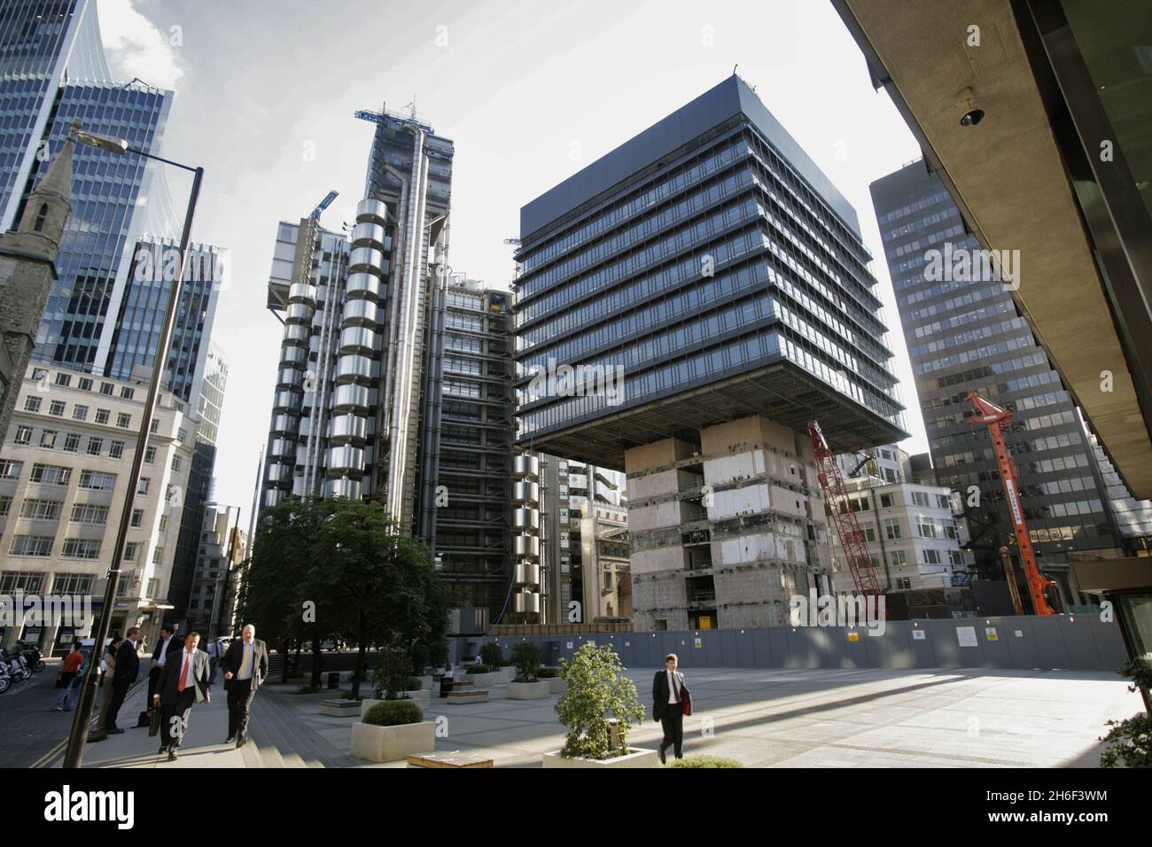 Le bâtiment P & O en cours de démontage.Les travaux ont commencé à faire place au Leadenhall Building, qui deviendra le plus haut gratte-ciel de la City de Londres, à une hauteur impressionnante de 225 mètres.Surnommée le « Cheese Grater » et conçue par Richard Rogers, l'homme derrière Lloyds de Londres, le Dome et le Centre Pompidou, la tour remplacera l'ancien bâtiment P & O des années 1960 situé au 122 Leadenhall Street, qui est actuellement démoli par étapes de bas en haut. Banque D'Images
