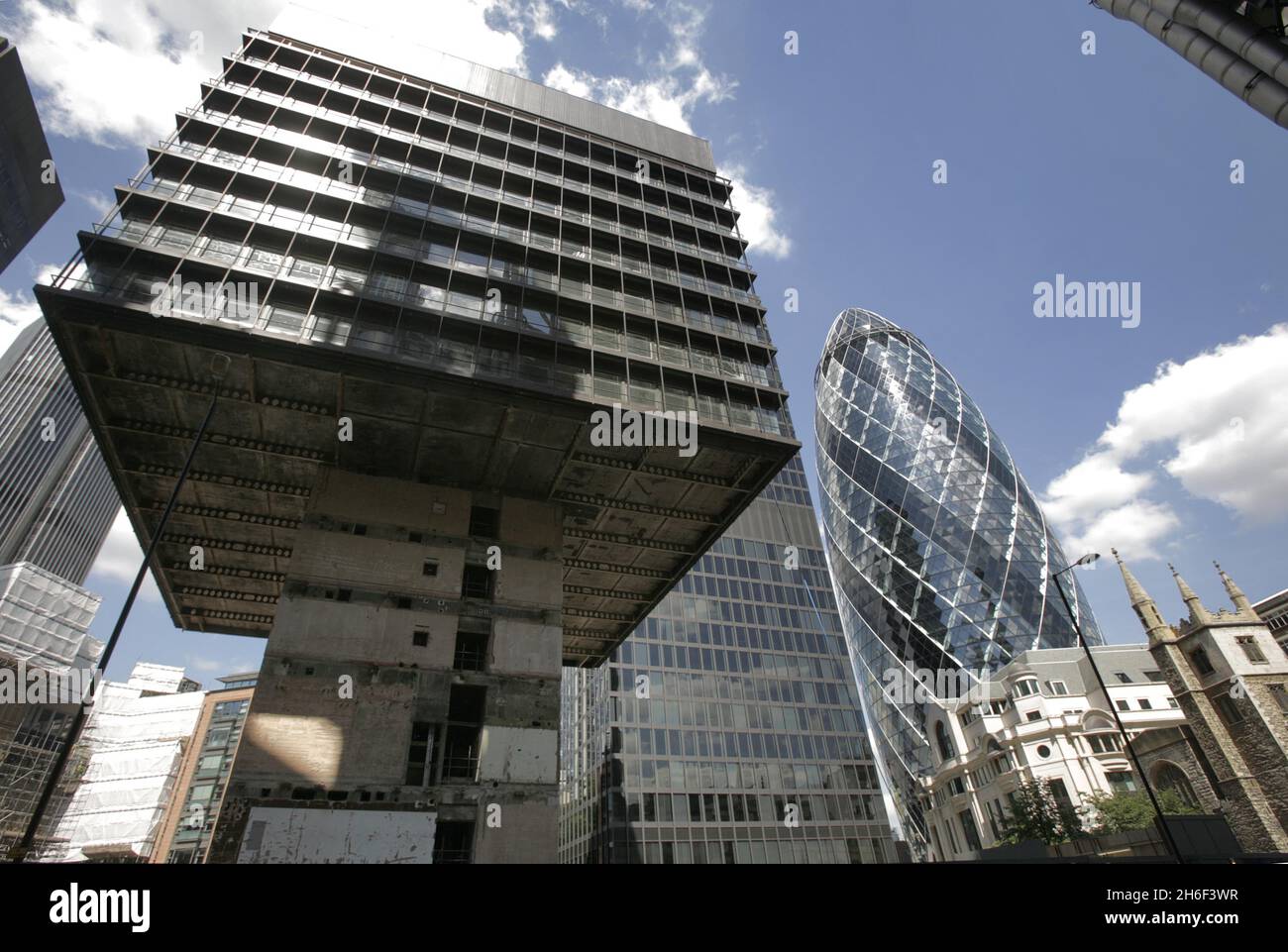 Le bâtiment P & O en cours de démontage.Les travaux ont commencé à faire place au Leadenhall Building, qui deviendra le plus haut gratte-ciel de la City de Londres, à une hauteur impressionnante de 225 mètres.Surnommée le « Cheese Grater » et conçue par Richard Rogers, l'homme derrière Lloyds de Londres, le Dome et le Centre Pompidou, la tour remplacera l'ancien bâtiment P & O des années 1960 situé au 122 Leadenhall Street, qui est actuellement démoli par étapes de bas en haut. Banque D'Images