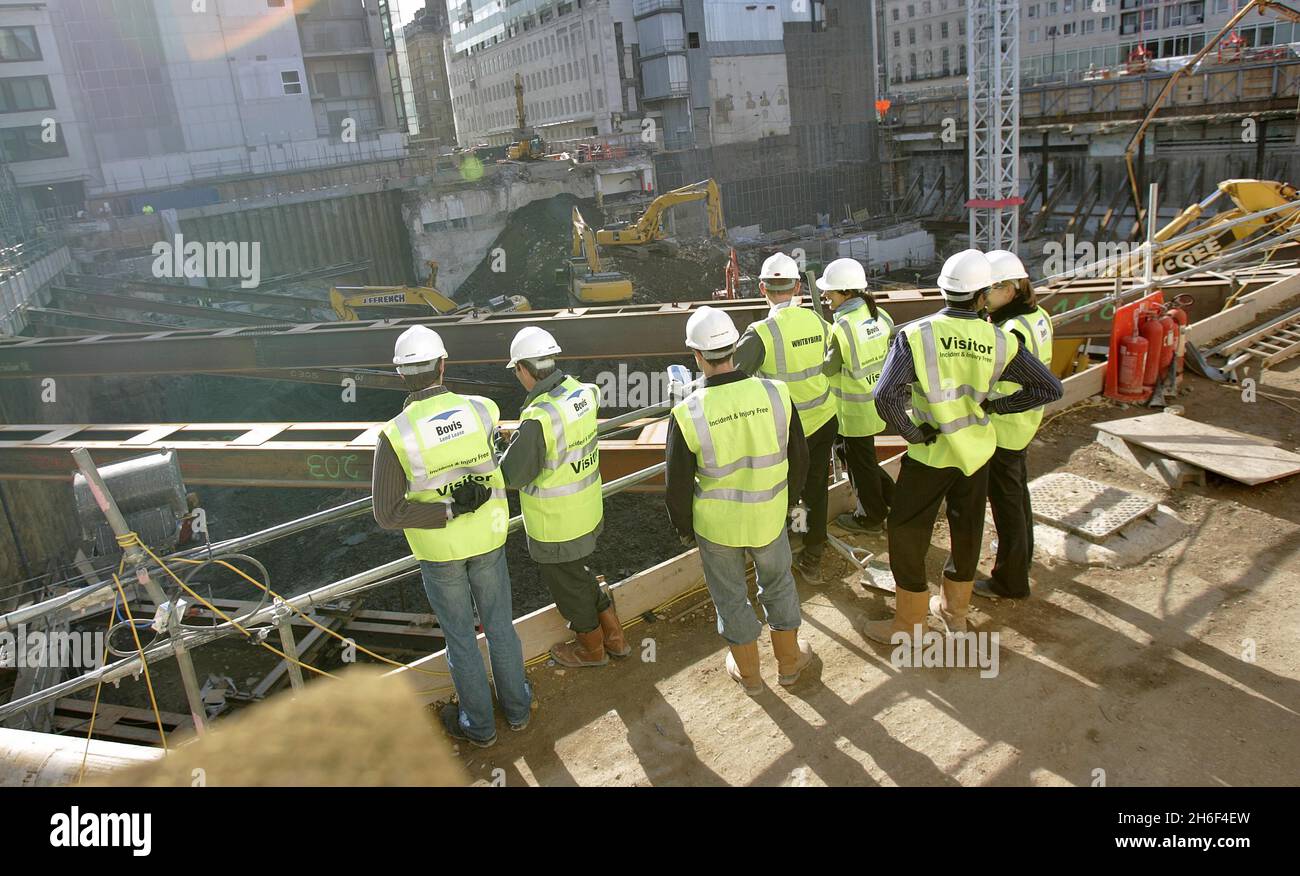 Le réaménagement de la maison de radiodiffusion est en cours.Le plus grand projet d'immobilisations de la BBC à ce jour, créant un nouveau centre de radio, d'information et de service mondial au cœur de Londres.Lorsqu'elle sera terminée en 2012, cette structure de 80,000 mètres carrés fournira des installations de production et de diffusion de pointe pour BBC Audio & Music, BBC News et BBC World Service, et sera le centre de la production nationale et internationale en direct de la BBC. Banque D'Images