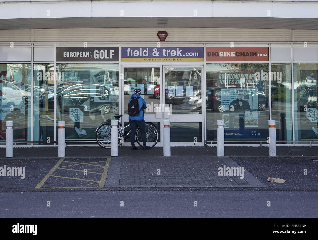 Un client à l'extérieur d'un Sport Direct fermé à Leyton, Londres.La chaîne des sports a suscité l'indignation après avoir affirmé qu'il était « vital » pour eux de rester ouverts pendant la crise du coronavirus Banque D'Images