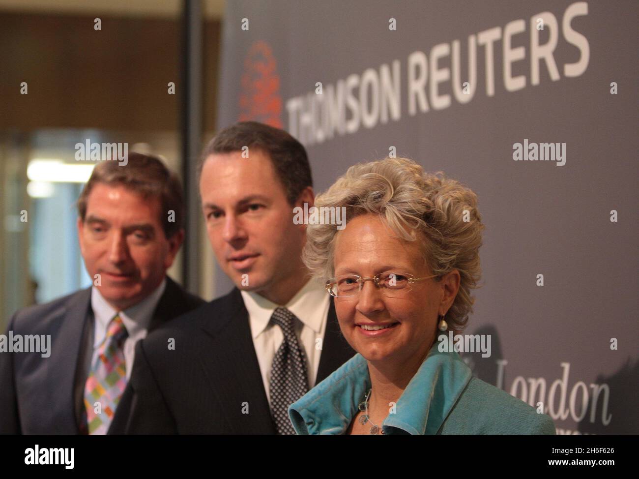 Vice-président de Thomson Reuters, Niall FitzGerald (L), directeur général Devin Wenig de la division Markets Thomson Reuters et directeur général de la Bourse de Londres Clara Furse, alors que les actions de la nouvelle société d'information Thomson Reuters fusionnée débutaient ce matin à la Bourse de Londres.La combinaison de Thomson-Reuters Corp sera en concurrence directe avec Bloomberg dans les nouvelles et l'information financières, chacun commandant environ un tiers du marché.Thomson Reuters emploie plus de 50,000 personnes et exerce ses activités dans 93 pays. Banque D'Images