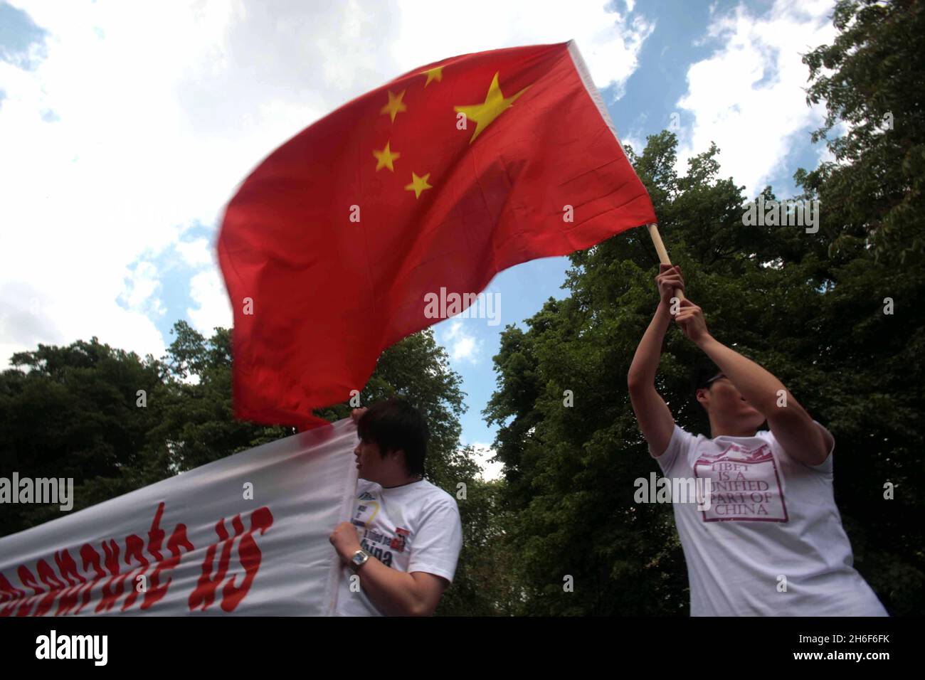 Les manifestants pro China sont photographiés aujourd'hui à l'extérieur du Royal Albert Hall, dans le centre de Londres, lors d'une visite du Dalaï Lama. Banque D'Images