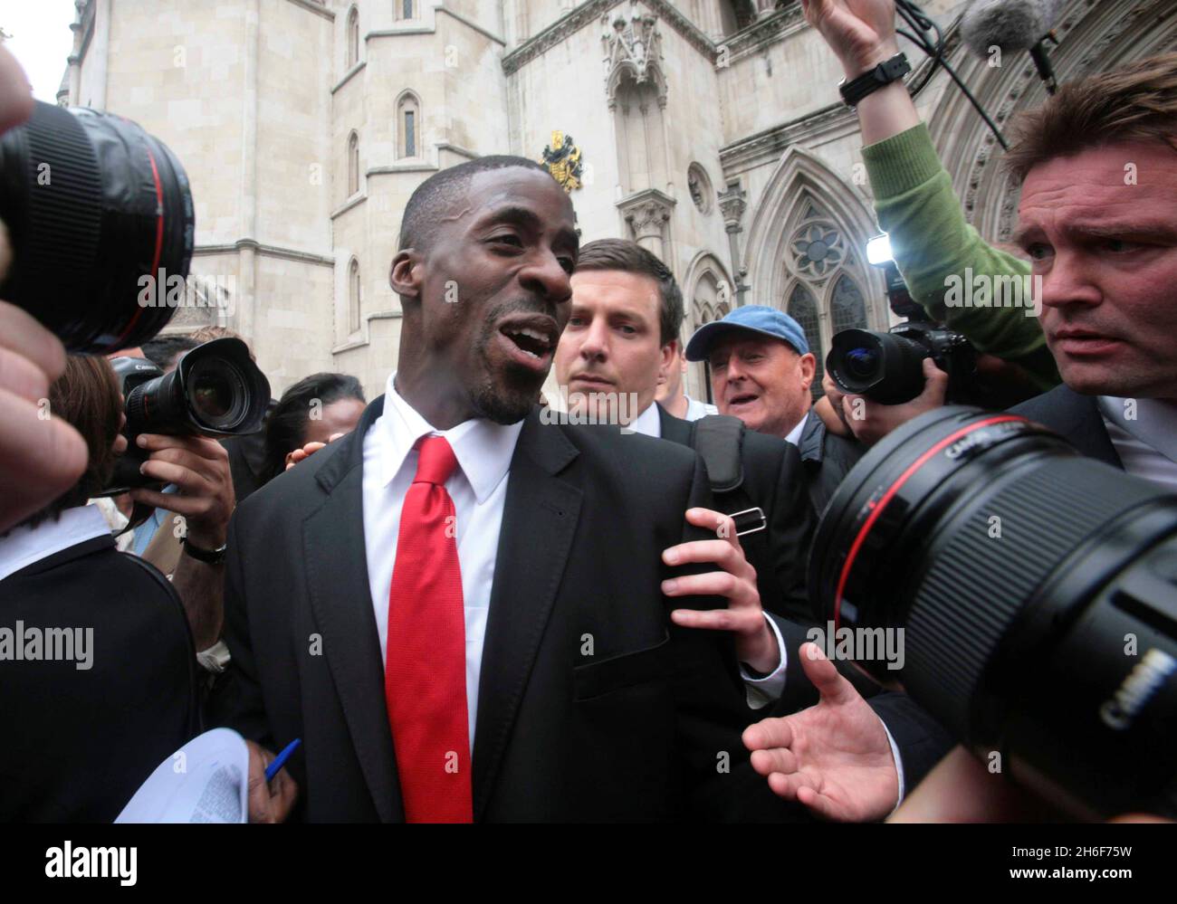 Dwain Chambers quitte la haute Cour de Londres, après avoir perdu son appel à annuler son interdiction de toute une vie de participer aux compétitions olympiques.Le sprinter Dwain Chambers a perdu aujourd'hui sa candidature à la haute Cour pour être autorisé à participer aux Jeux Olympiques du mois prochain à Beijing.Le juge Mackay a refusé d'accorder une injonction de suspendre temporairement une interdiction à vie des chambres en compétition aux Jeux Olympiques.L'interdiction a été imposée par l'Association olympique britannique (BOA) en raison de son auto-avoué l'usage passé de médicaments améliorant les performances. Banque D'Images