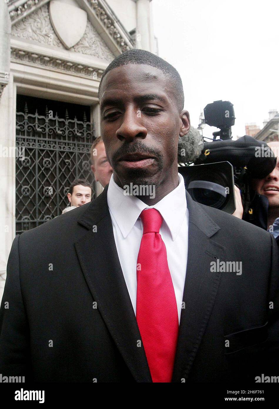 Dwain Chambers quitte la haute Cour de Londres, après avoir perdu son appel à annuler son interdiction de toute une vie de participer aux compétitions olympiques.Le sprinter Dwain Chambers a perdu aujourd'hui sa candidature à la haute Cour pour être autorisé à participer aux Jeux Olympiques du mois prochain à Beijing.Le juge Mackay a refusé d'accorder une injonction de suspendre temporairement une interdiction à vie des chambres en compétition aux Jeux Olympiques.L'interdiction a été imposée par l'Association olympique britannique (BOA) en raison de son auto-avoué l'usage passé de médicaments améliorant les performances. Banque D'Images