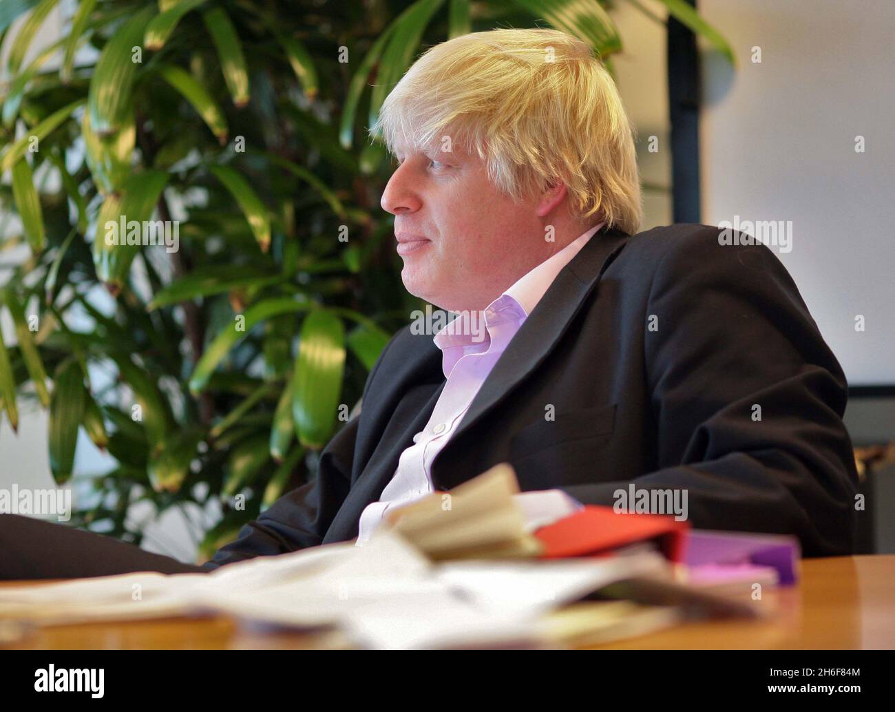 Le maire de Londres, Boris Johnson, est photographié dans son bureau à l'hôtel de ville, dans le centre de Londres. Banque D'Images