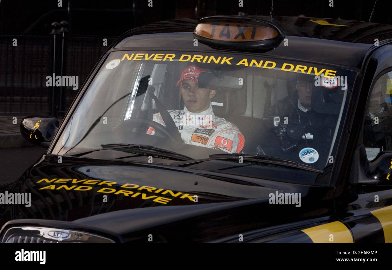 Lewis Hamilton, champion du monde de Formule 1 2008, a conduit un taxi londonien à Londres, pour renforcer la campagne anti-boisson de Johnnie Walker, rappelant aux gens de ne jamais boire et conduire et d'utiliser les transports en commun pour rentrer chez eux en toute sécurité pendant Noël. Banque D'Images