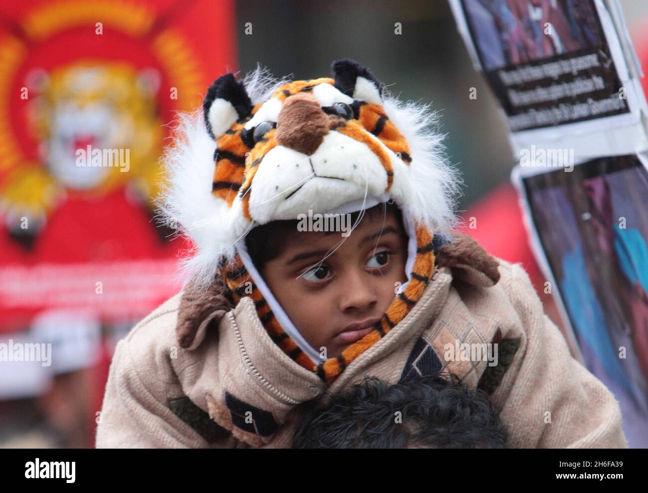 Des milliers de manifestants s'emmenent dans les rues de Londres pour protester contre l'offensive du gouvernement sri-lankais contre les rebelles du tigre tamoul et contre des violations présumées des droits de l'homme.La marche a commencé à Embankment dans le centre de Londres et se terminera à Green Park. Banque D'Images